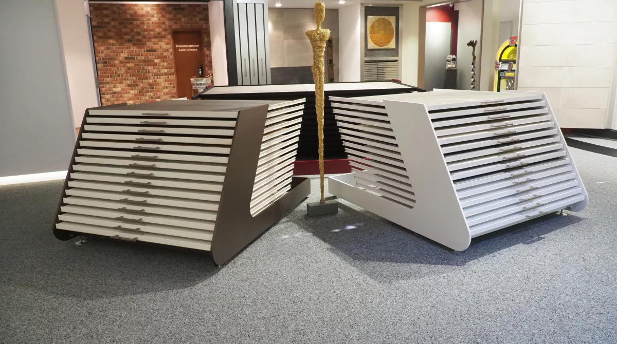 Mach2 Bodenschränke Ausstellung